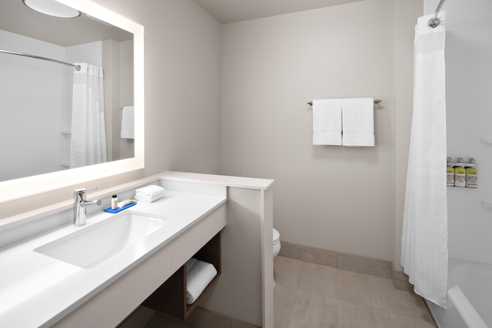 holiday inn express and suites elkhorn lake geneva