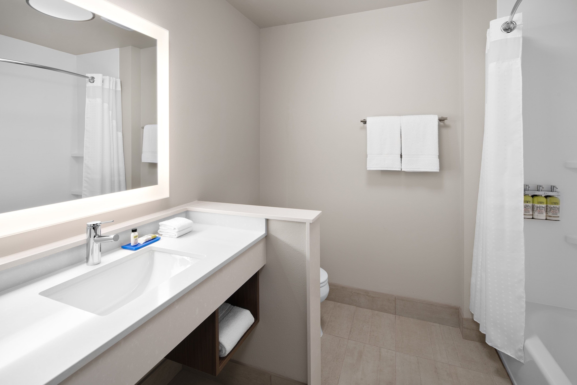 holiday inn express and suites elkhorn lake geneva