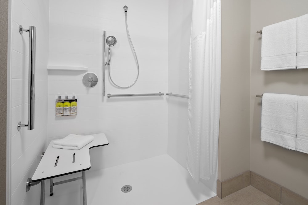 holiday inn express and suites elkhorn lake geneva