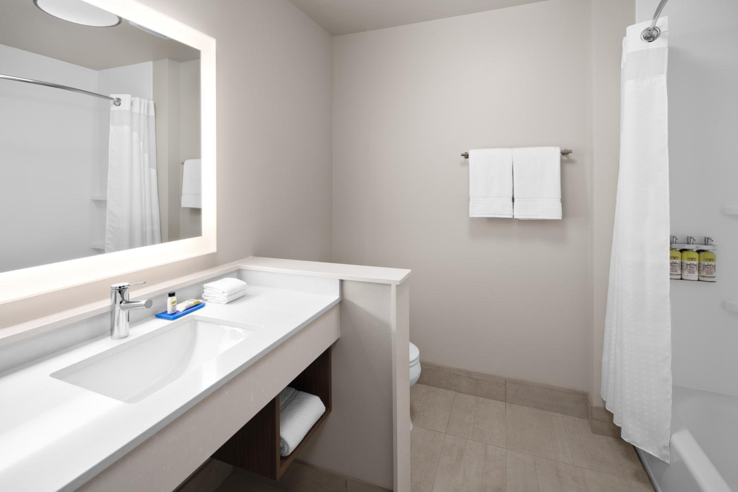 holiday inn express and suites elkhorn lake geneva