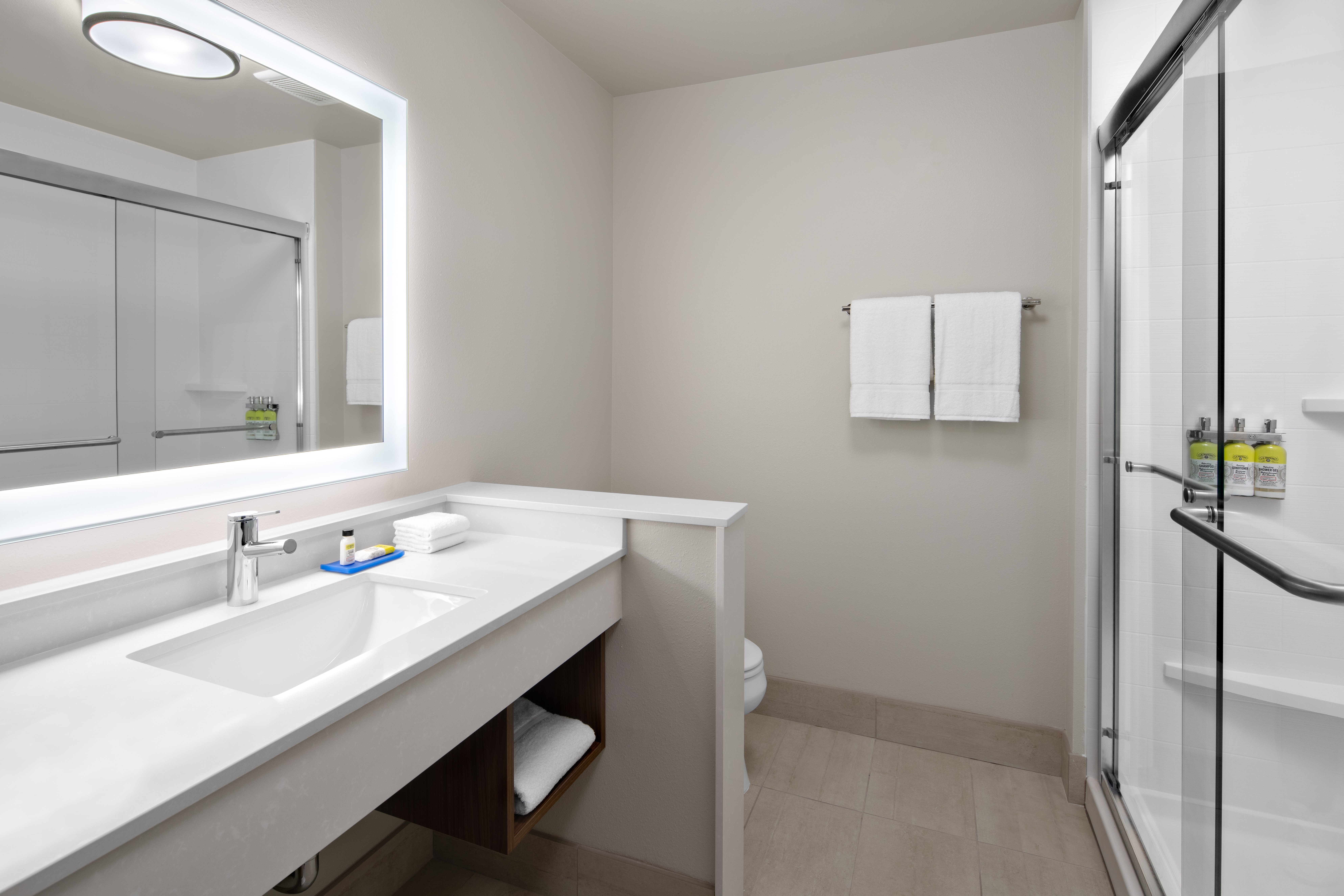 holiday inn express and suites elkhorn lake geneva