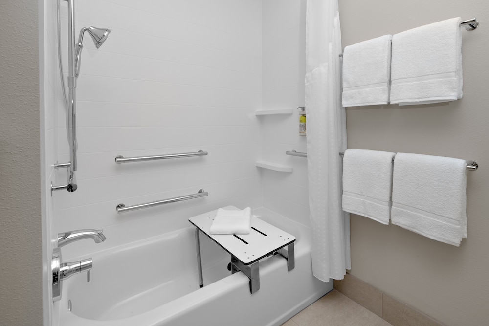 holiday inn express and suites elkhorn lake geneva