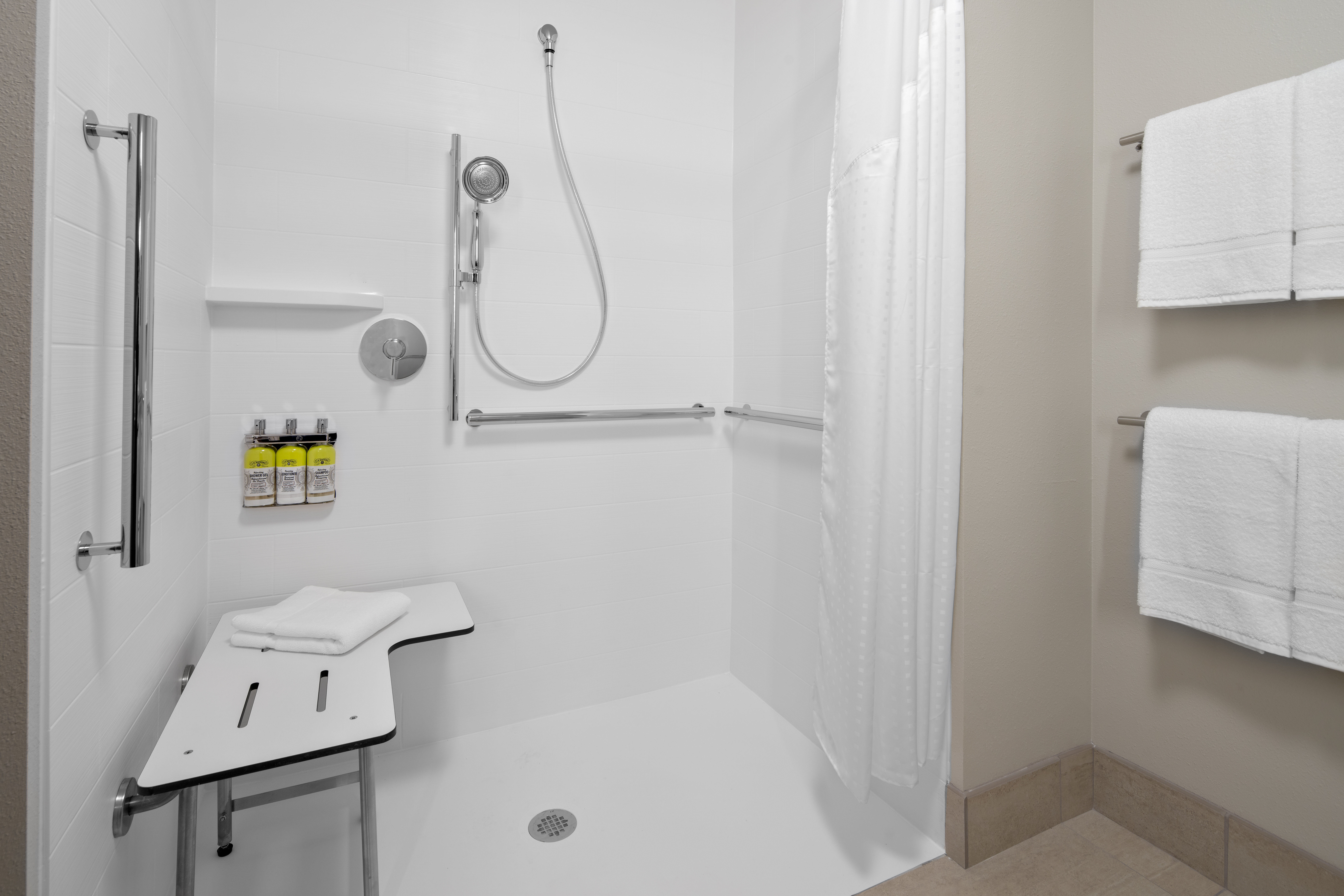 holiday inn express and suites elkhorn lake geneva