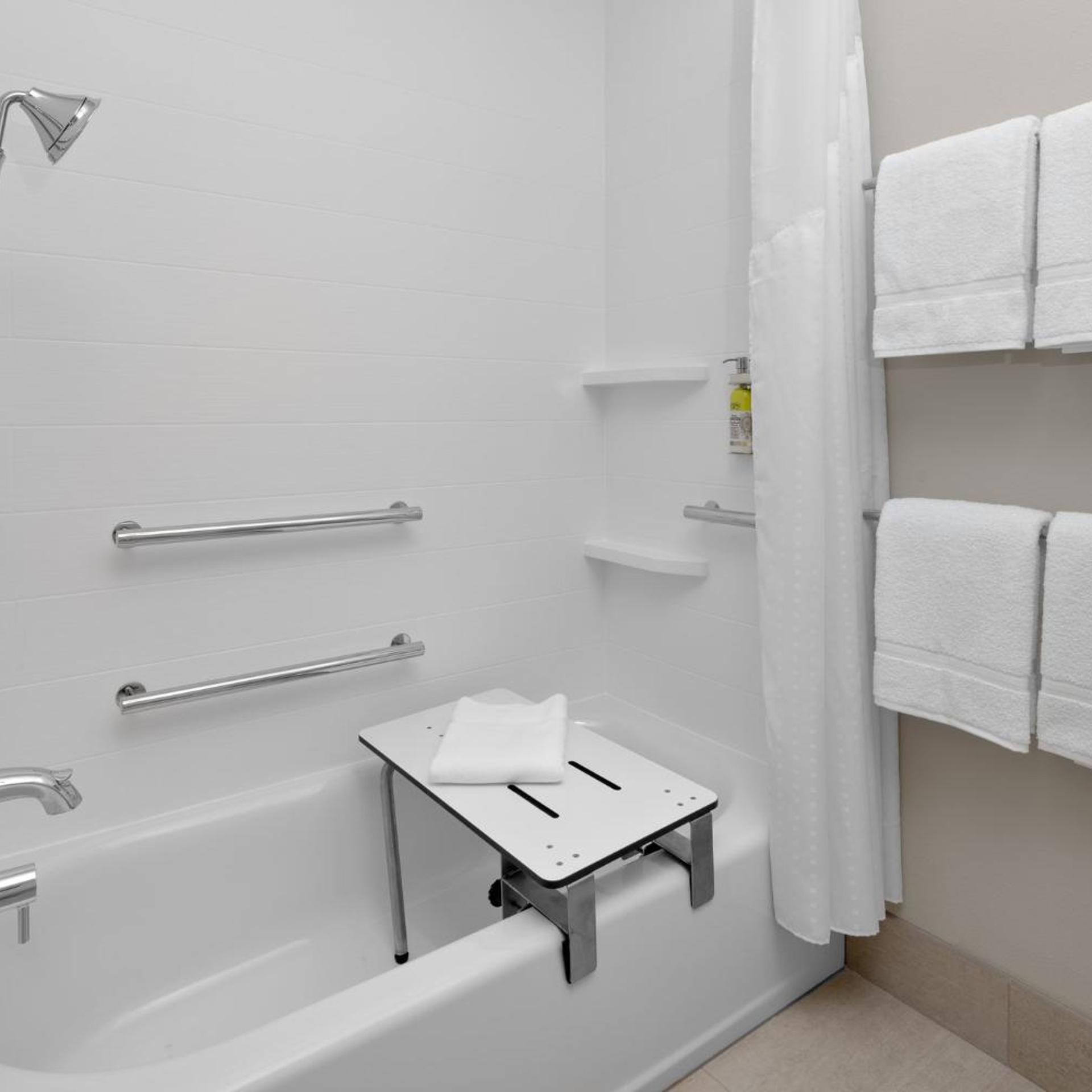 holiday inn express and suites elkhorn lake geneva