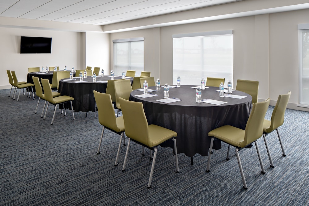 holiday inn express and suites elkhorn lake geneva