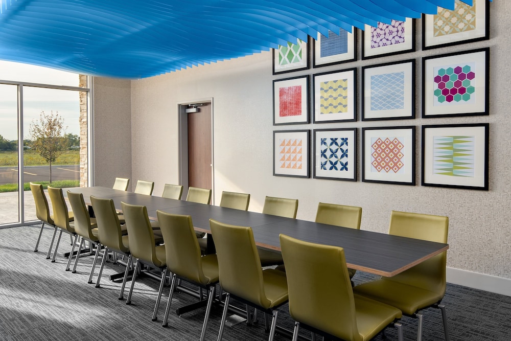 holiday inn express and suites elkhorn lake geneva