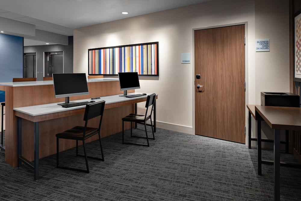 holiday inn express and suites elkhorn lake geneva