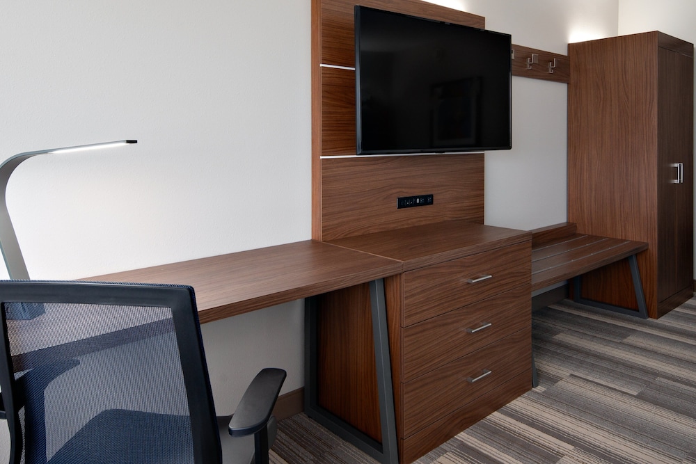 holiday inn express and suites elkhorn lake geneva