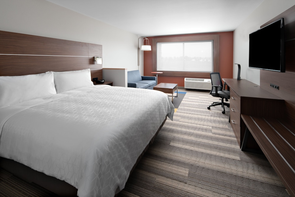holiday inn express and suites elkhorn lake geneva
