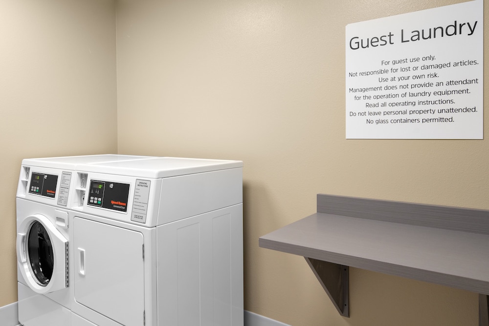 holiday inn express and suites elkhorn lake geneva