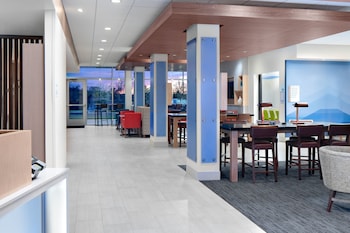 Holiday Inn Express & Suites Elkhorn - Lake Geneva,Janesville>>Elkhorn,2.5 star
