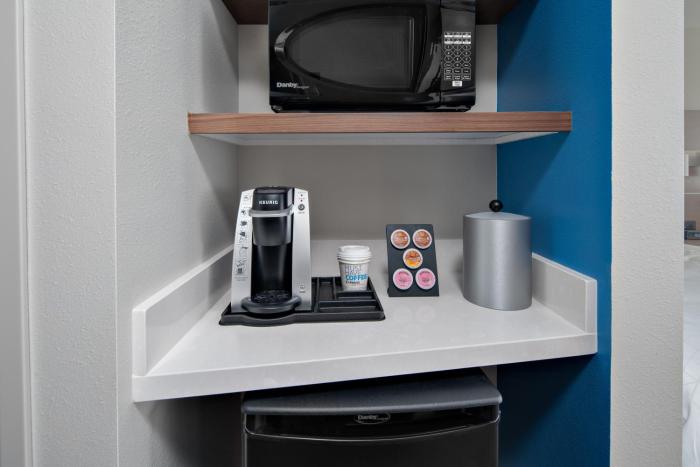 holiday inn express and suites elkhorn lake geneva