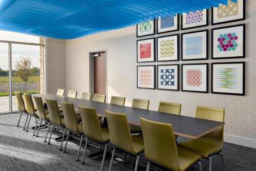 holiday inn express and suites elkhorn lake geneva
