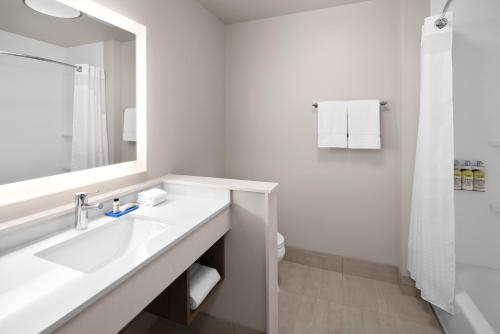 holiday inn express and suites elkhorn lake geneva