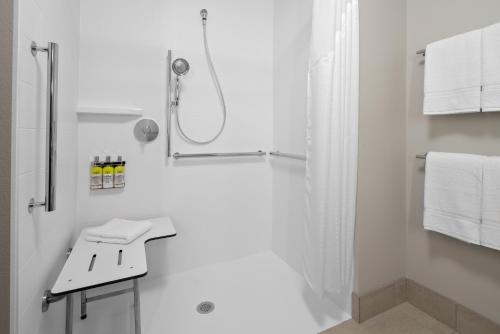 holiday inn express and suites elkhorn lake geneva