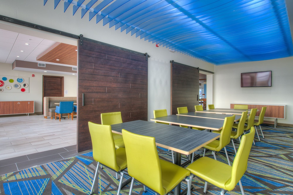 holiday inn express and suites remington an ihg hotel