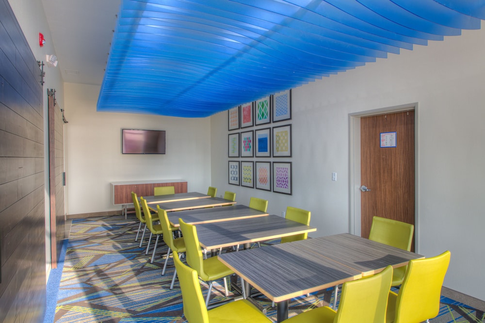 holiday inn express and suites remington an ihg hotel