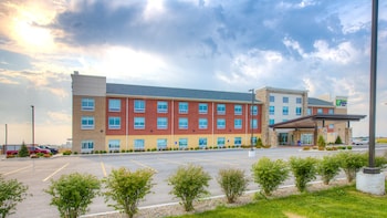 holiday inn express and suites remington an ihg hotel