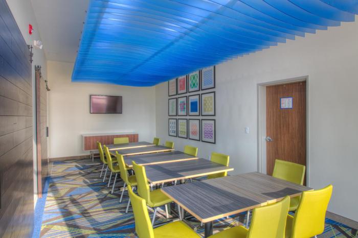 holiday inn express and suites remington an ihg hotel