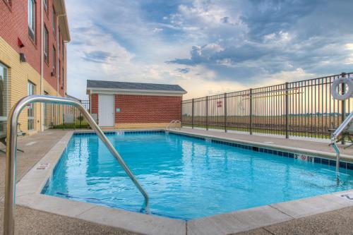 holiday inn express and suites remington an ihg hotel