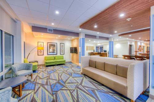 holiday inn express and suites remington an ihg hotel