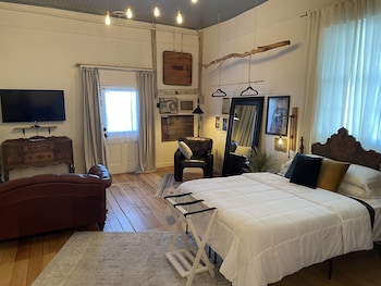 painted lady bed and brew