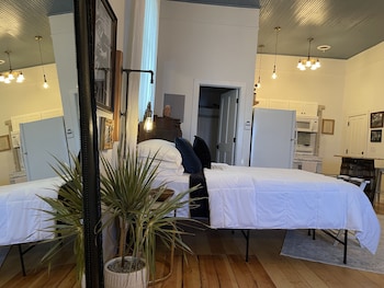 painted lady bed and brew