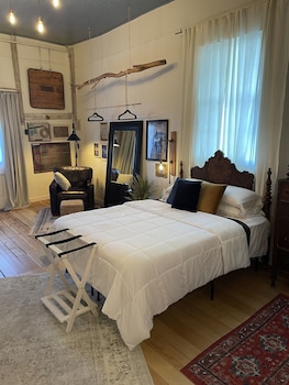 painted lady bed and brew