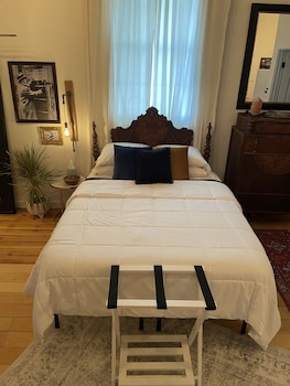 painted lady bed and brew