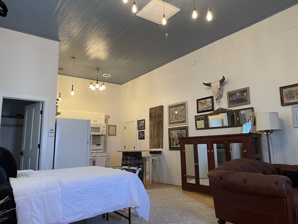 painted lady bed and brew