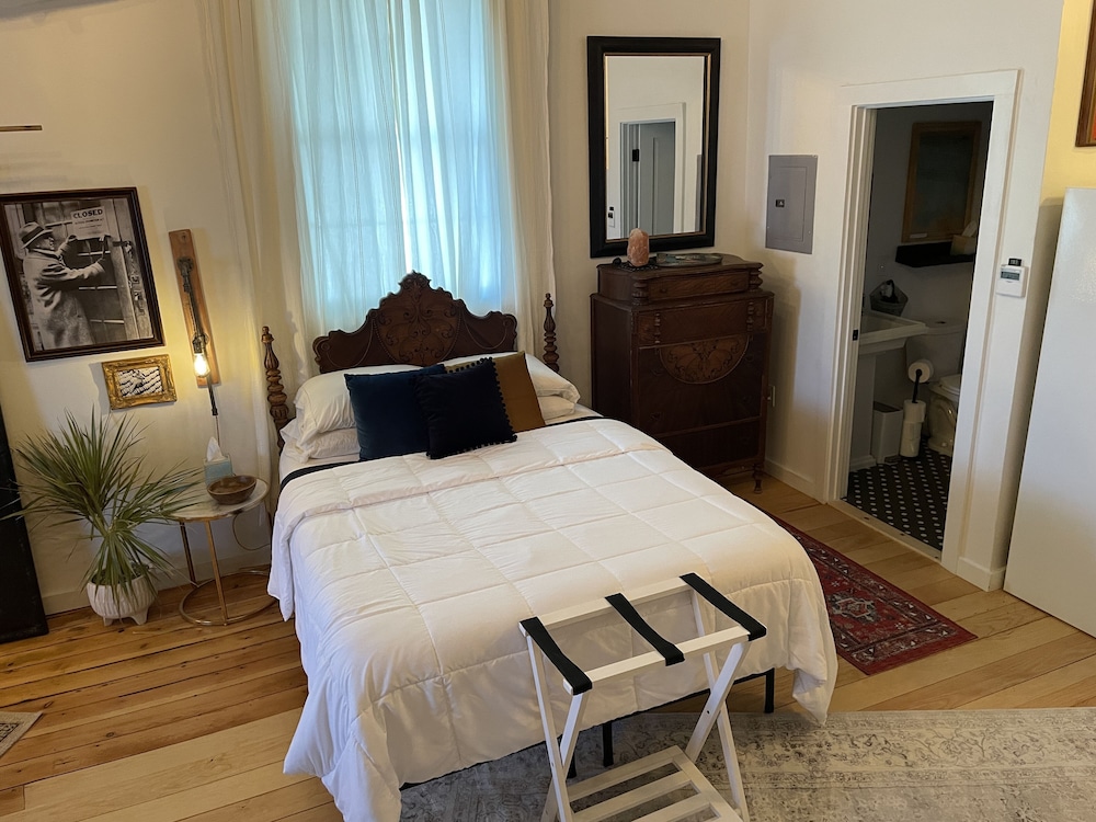 painted lady bed and brew