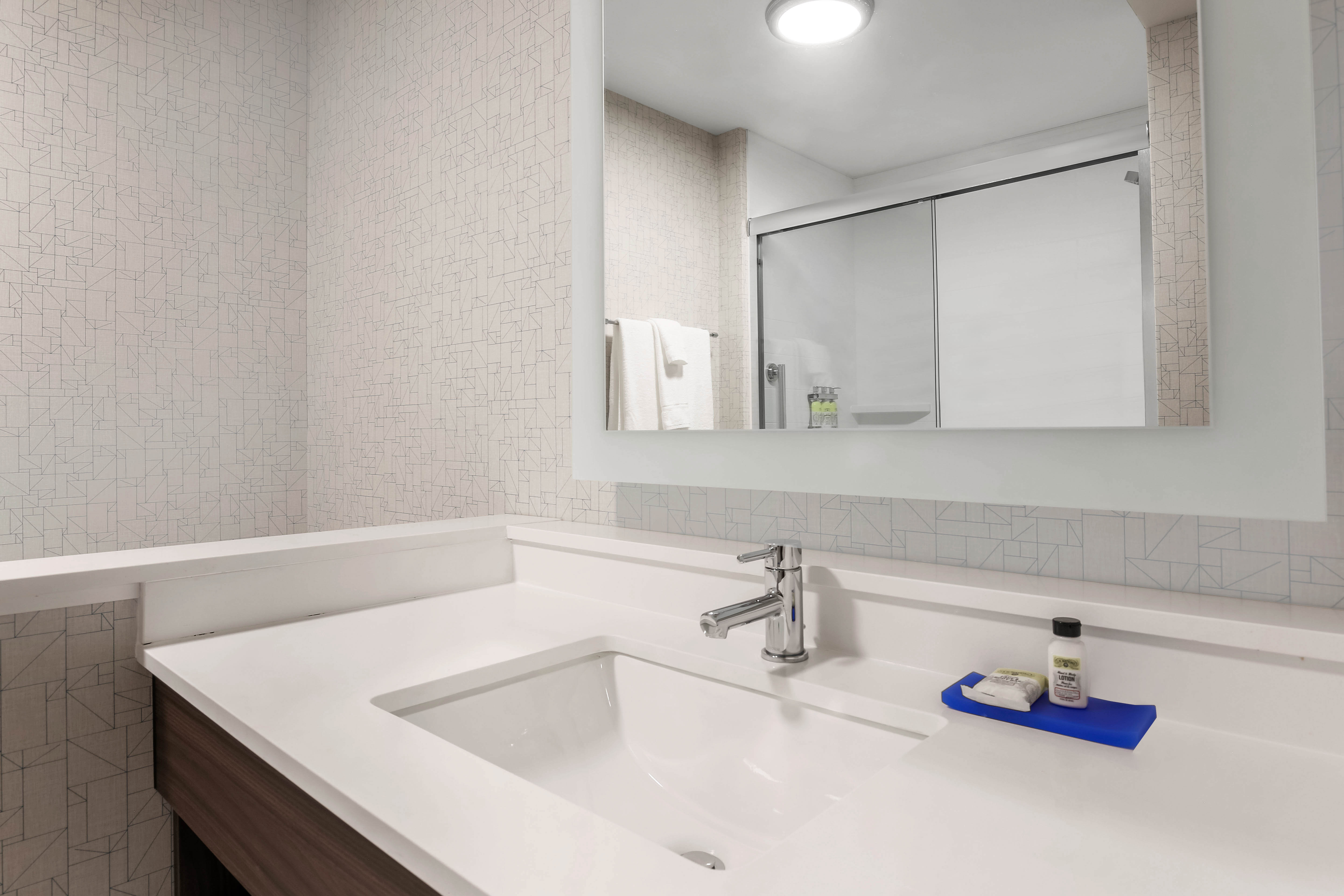 hol inn exp and suites chicago ohare airport