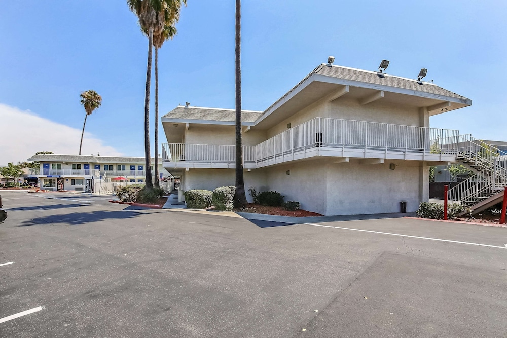 motel 6 pleasanton ca