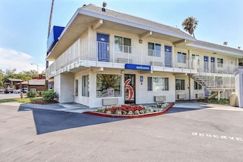 motel 6 pleasanton ca