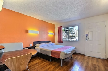 motel 6 pleasanton ca