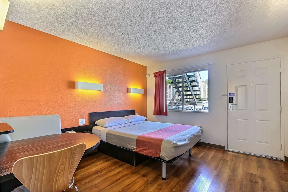 motel 6 pleasanton ca