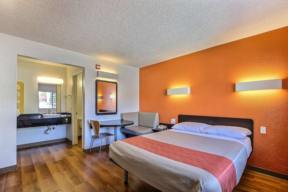 motel 6 pleasanton ca