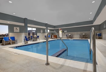 hol inn exp and suites milwaukee brookfield