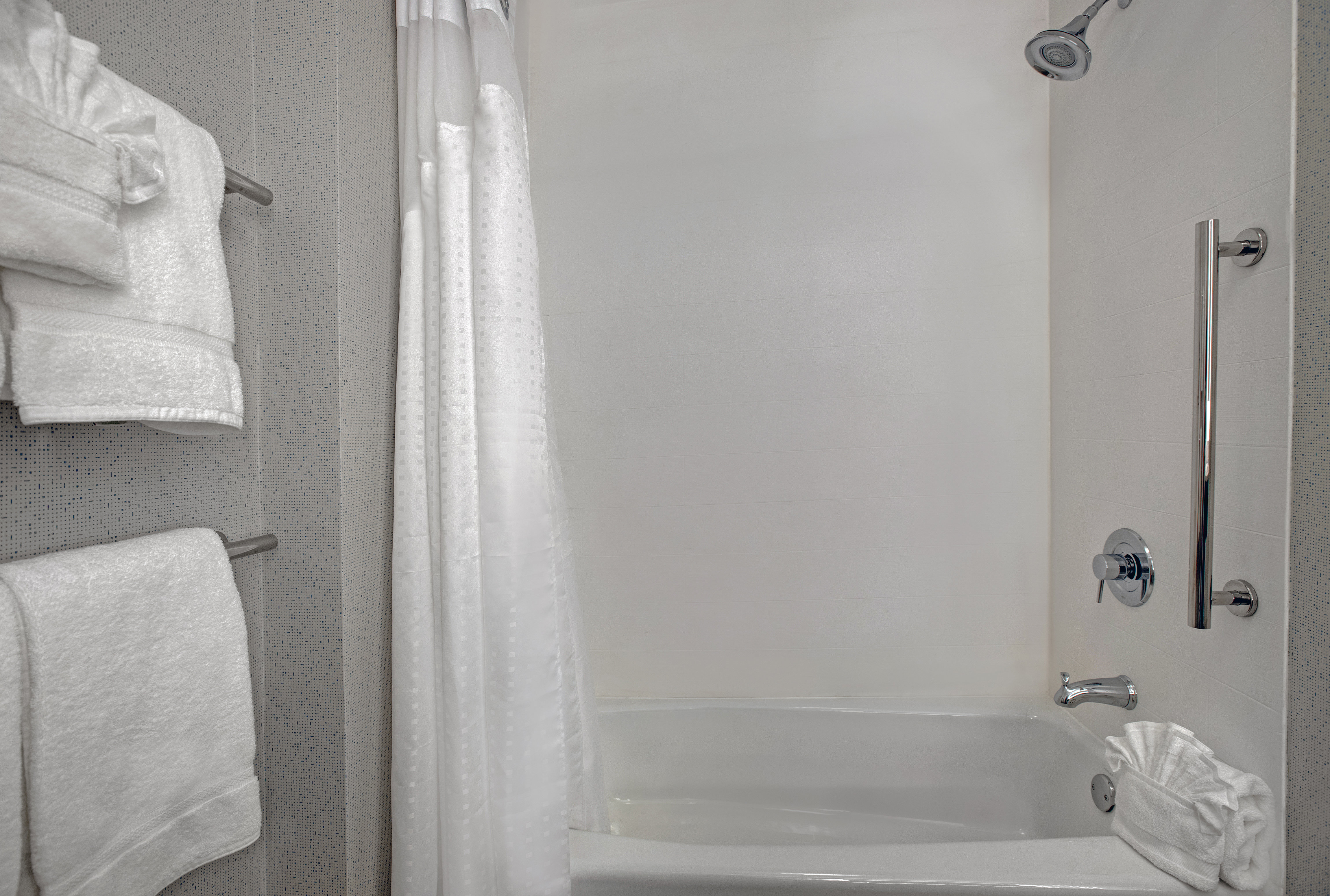hol inn exp and suites milwaukee brookfield