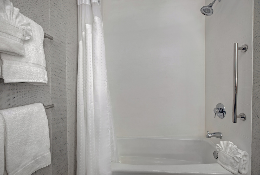 hol inn exp and suites milwaukee brookfield