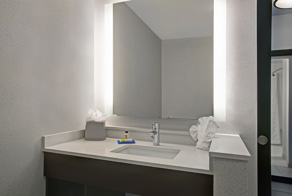 hol inn exp and suites milwaukee brookfield