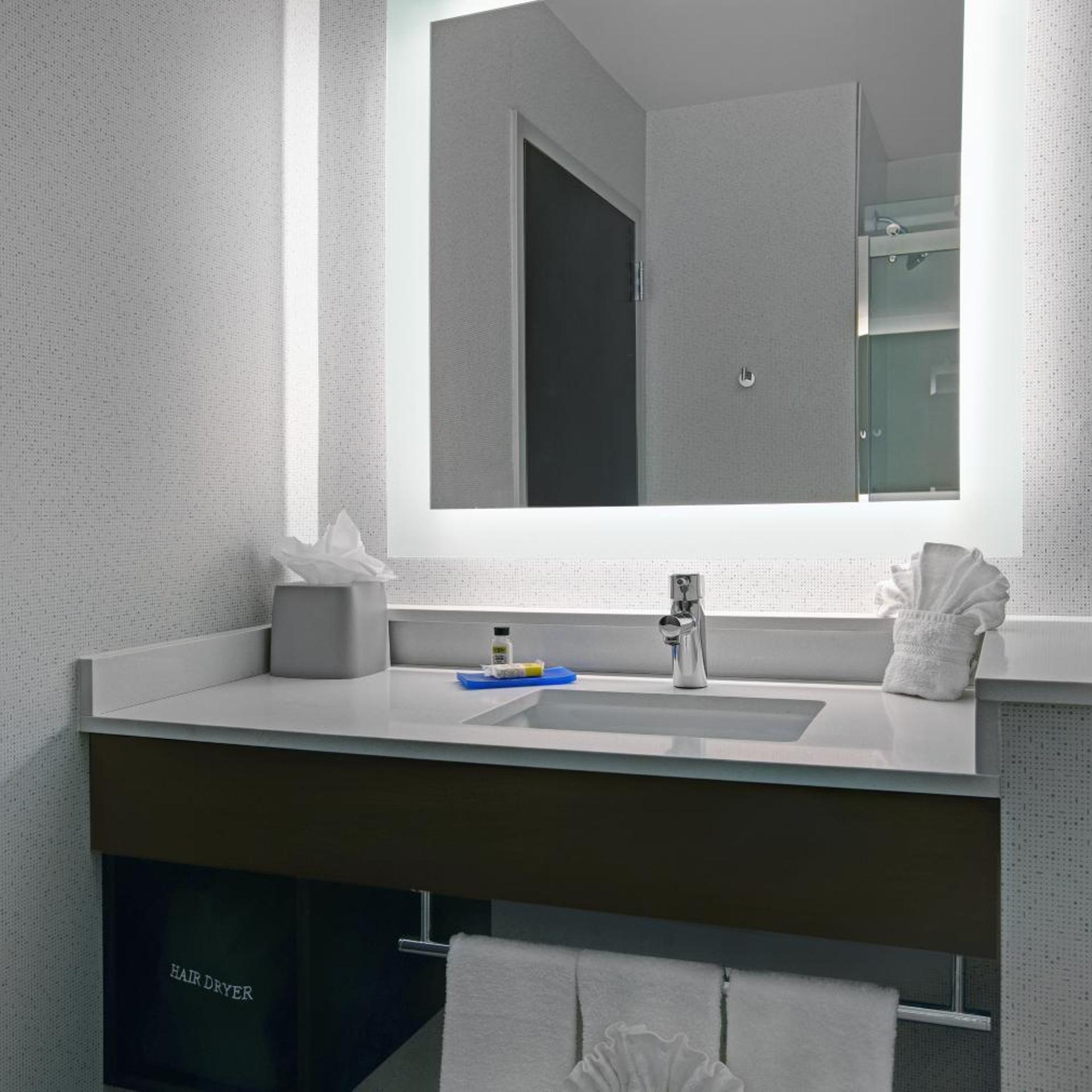 hol inn exp and suites milwaukee brookfield