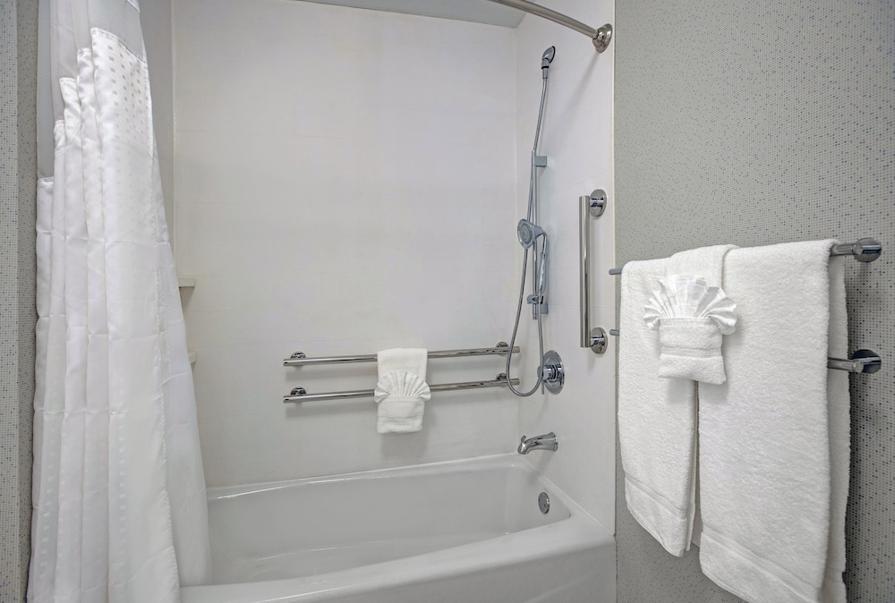 hol inn exp and suites milwaukee brookfield