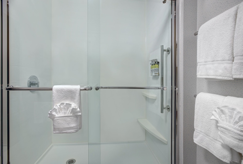 hol inn exp and suites milwaukee brookfield