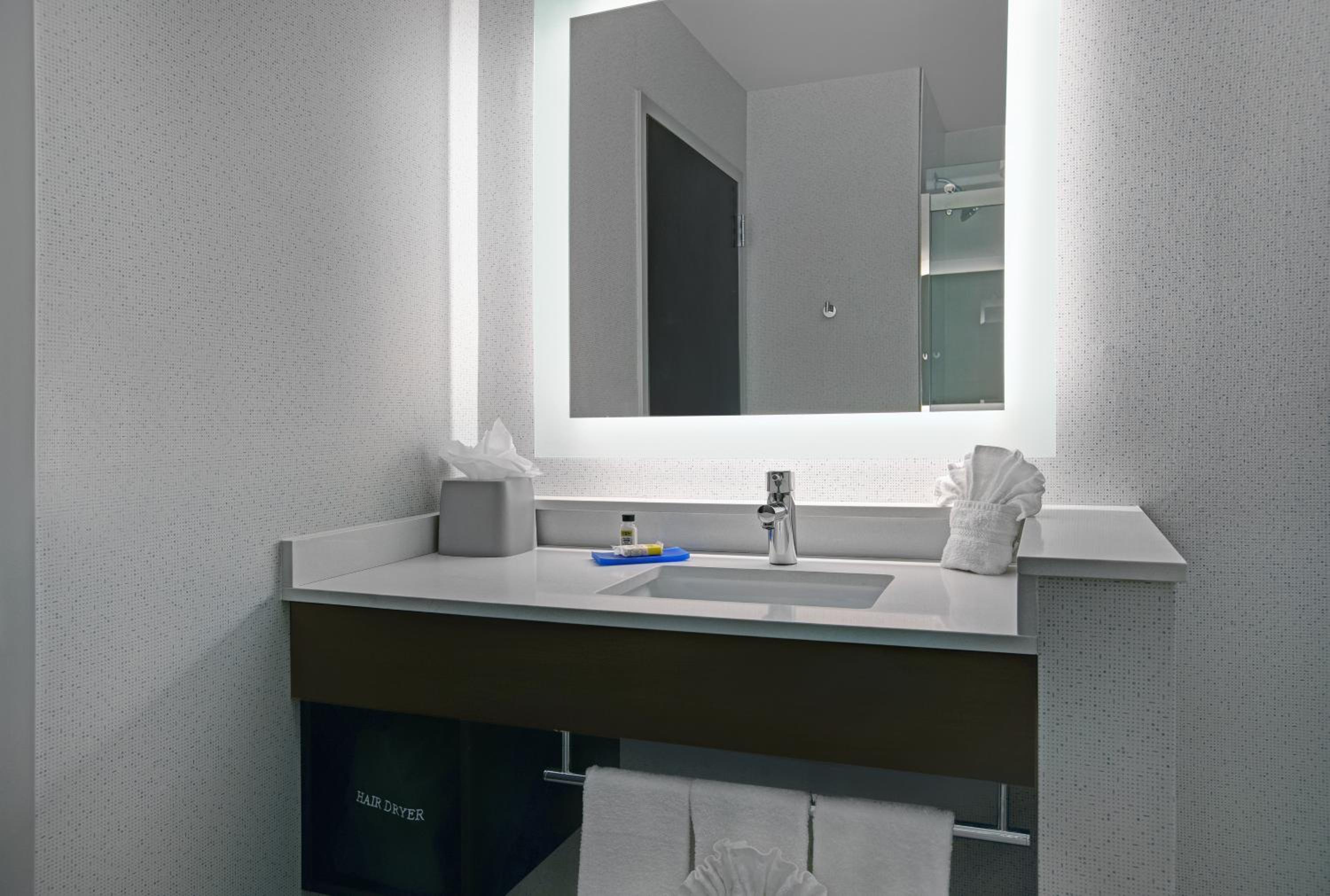 hol inn exp and suites milwaukee brookfield