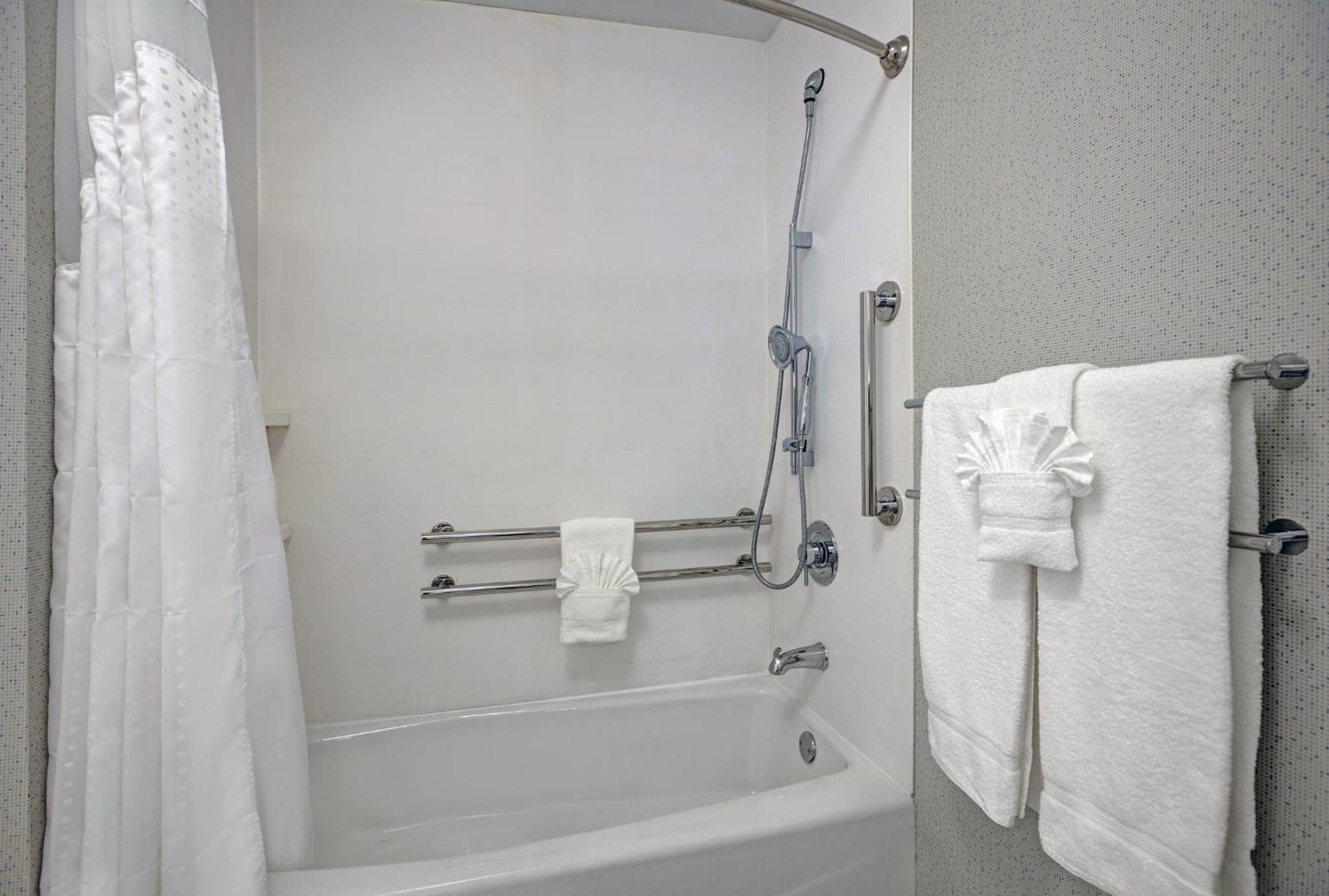 hol inn exp and suites milwaukee brookfield