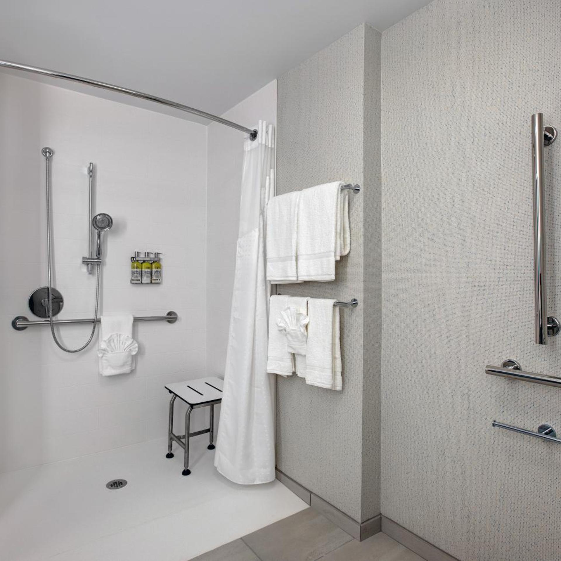 hol inn exp and suites milwaukee brookfield