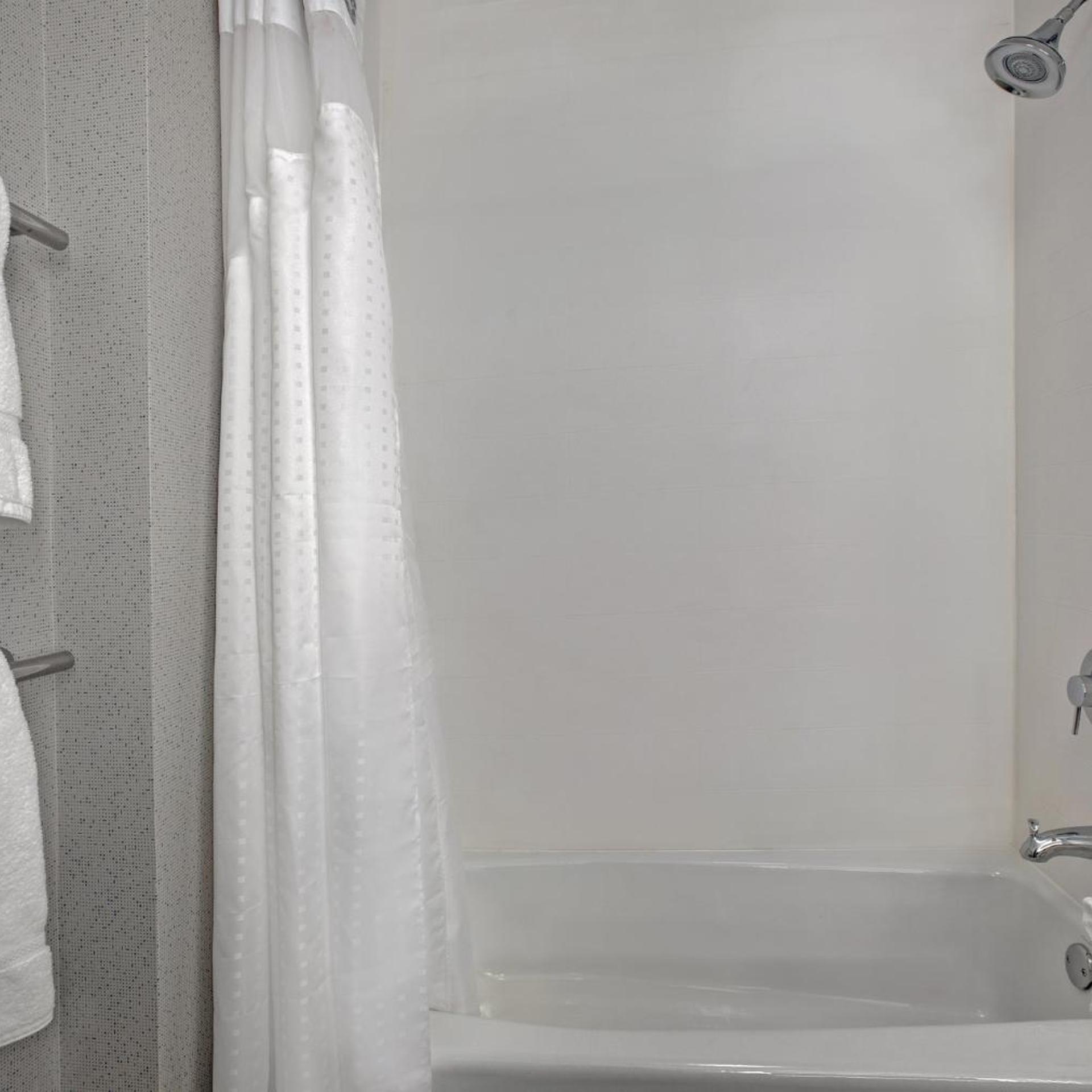hol inn exp and suites milwaukee brookfield
