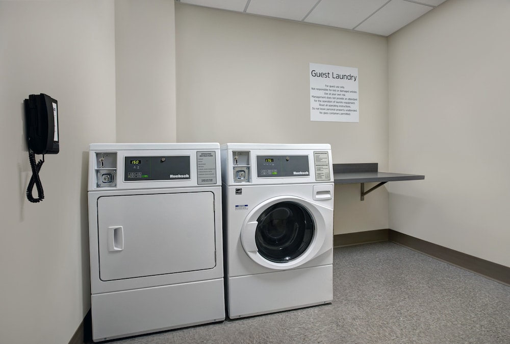 hol inn exp and suites milwaukee brookfield