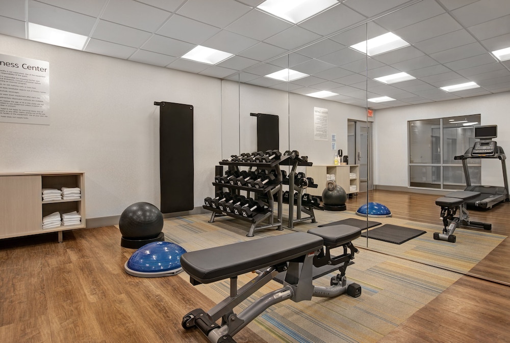 hol inn exp and suites milwaukee brookfield